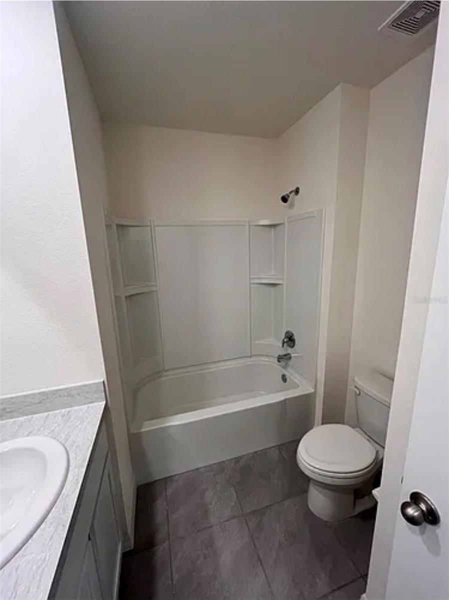 LAKE DIAMOND NORTH - Residential Lease