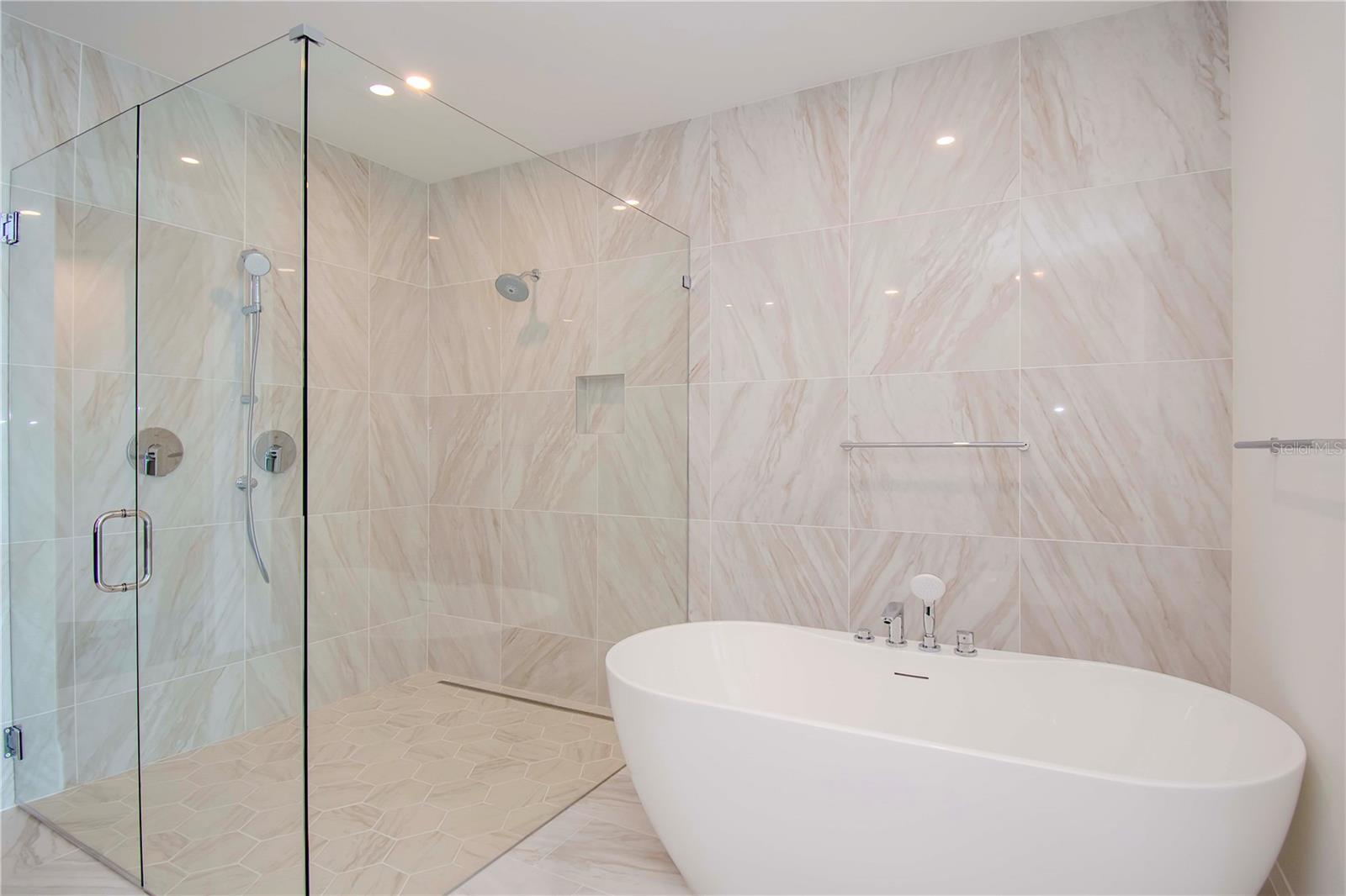 ALTURA BAYSHORE - Residential