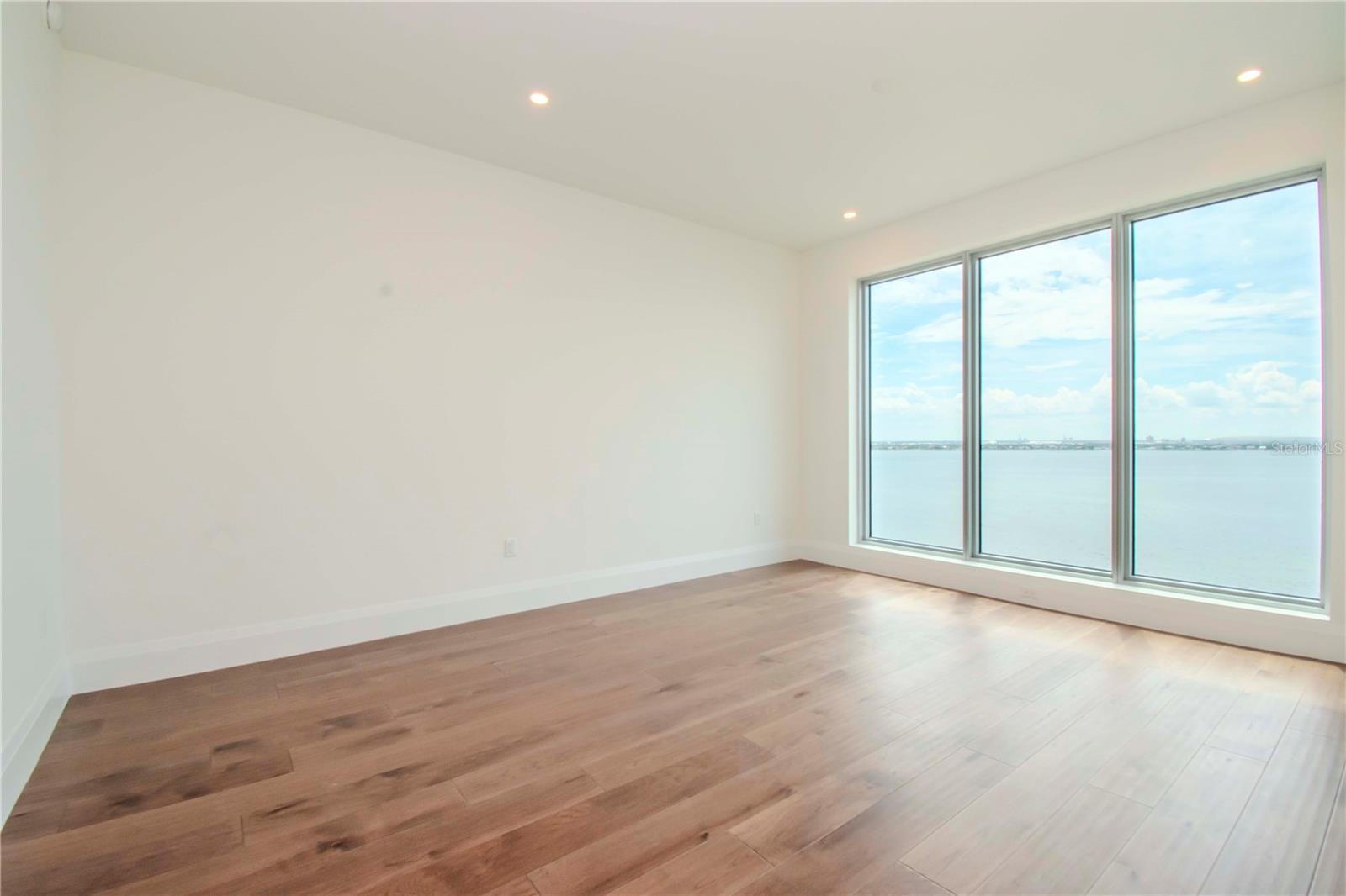 ALTURA BAYSHORE - Residential