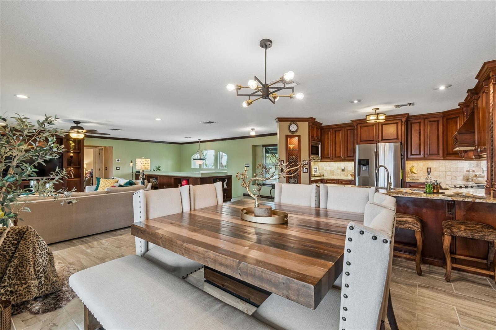 TROPIC SHORES - Residential