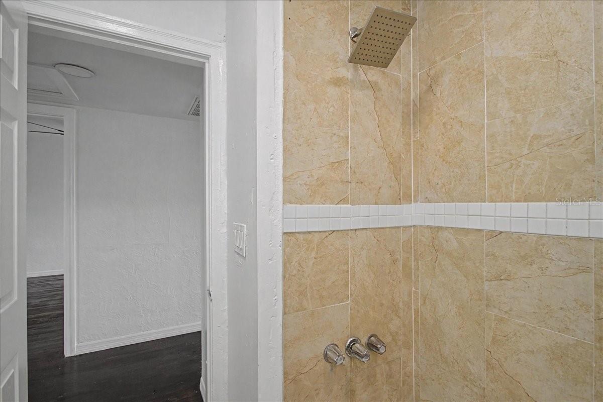 ROSLYN HOMES - Residential