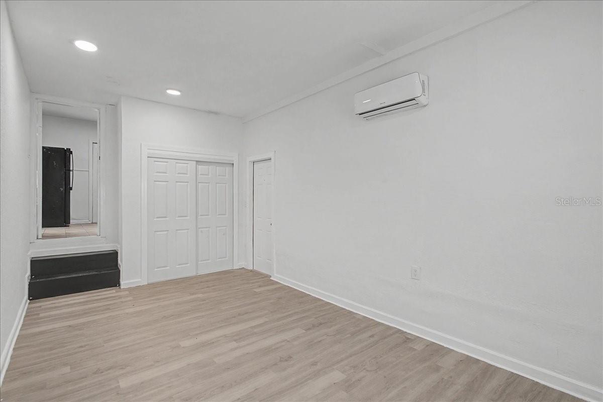 ROSLYN HOMES - Residential