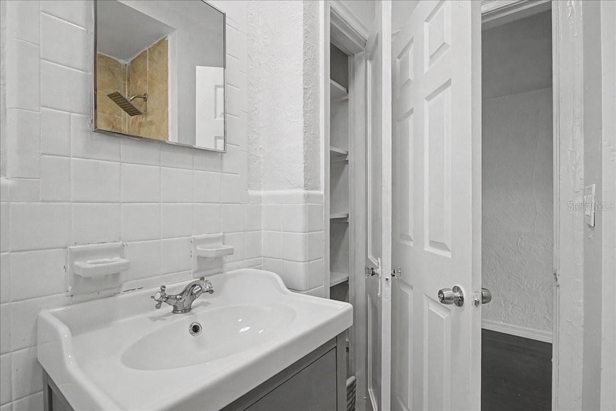 ROSLYN HOMES - Residential