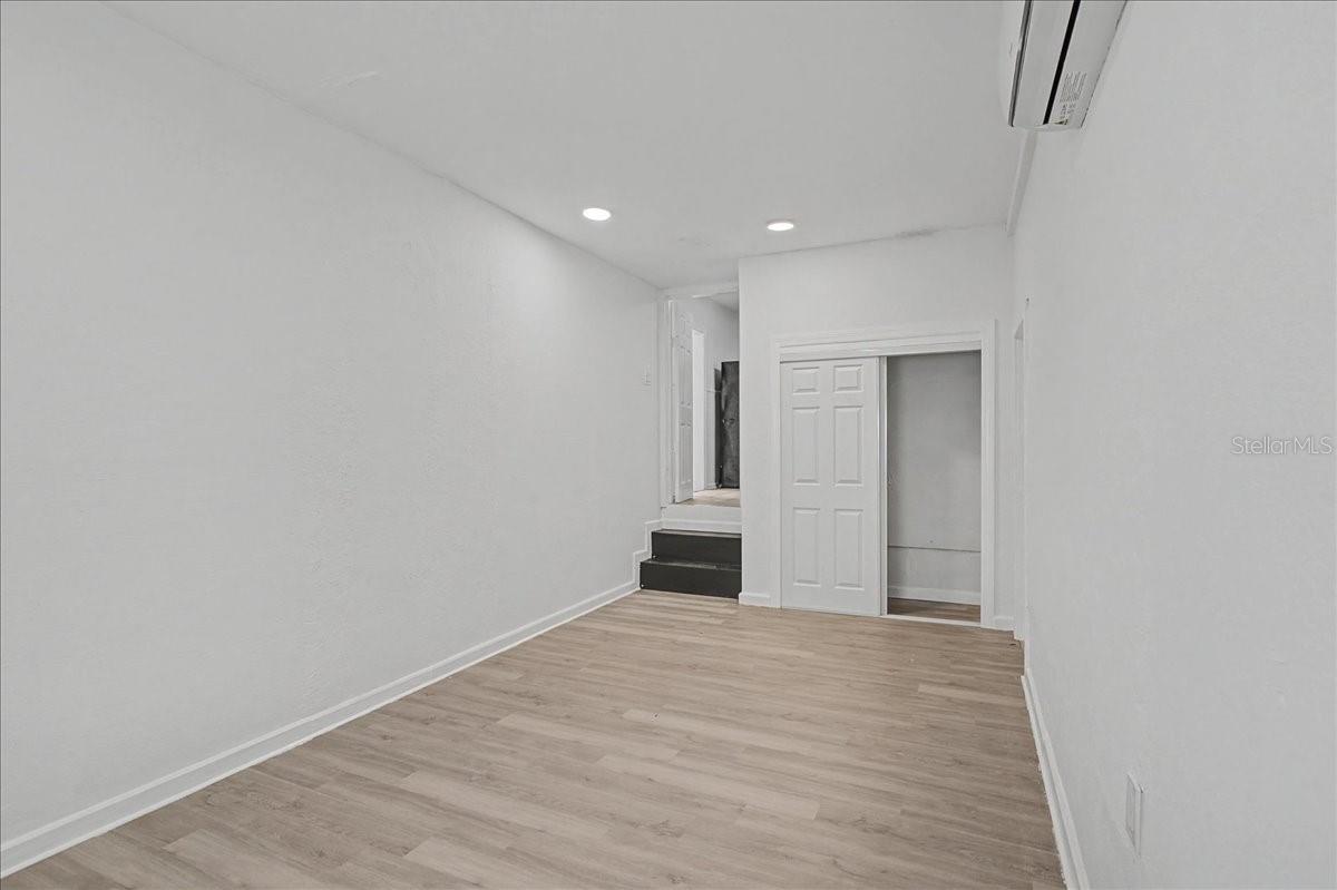 ROSLYN HOMES - Residential