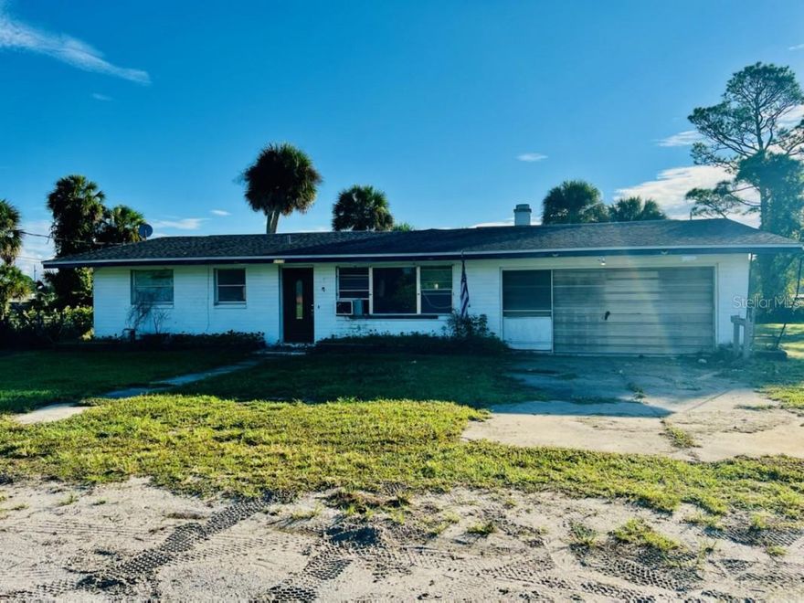 Bring the love! Handyman special. Such an amazing opportunity to make this your dream home or investment property, close to the beach and all amenities..