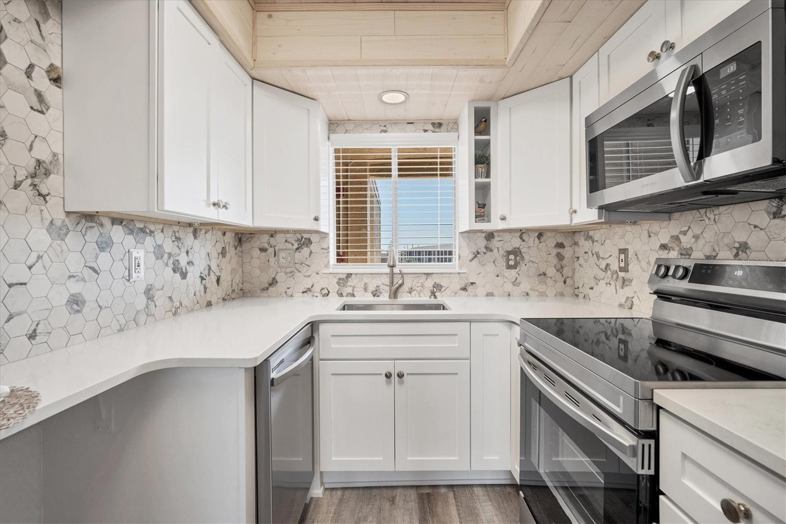 BAYSHORE ON THE LAKE APTS II SEC 2 - Residential