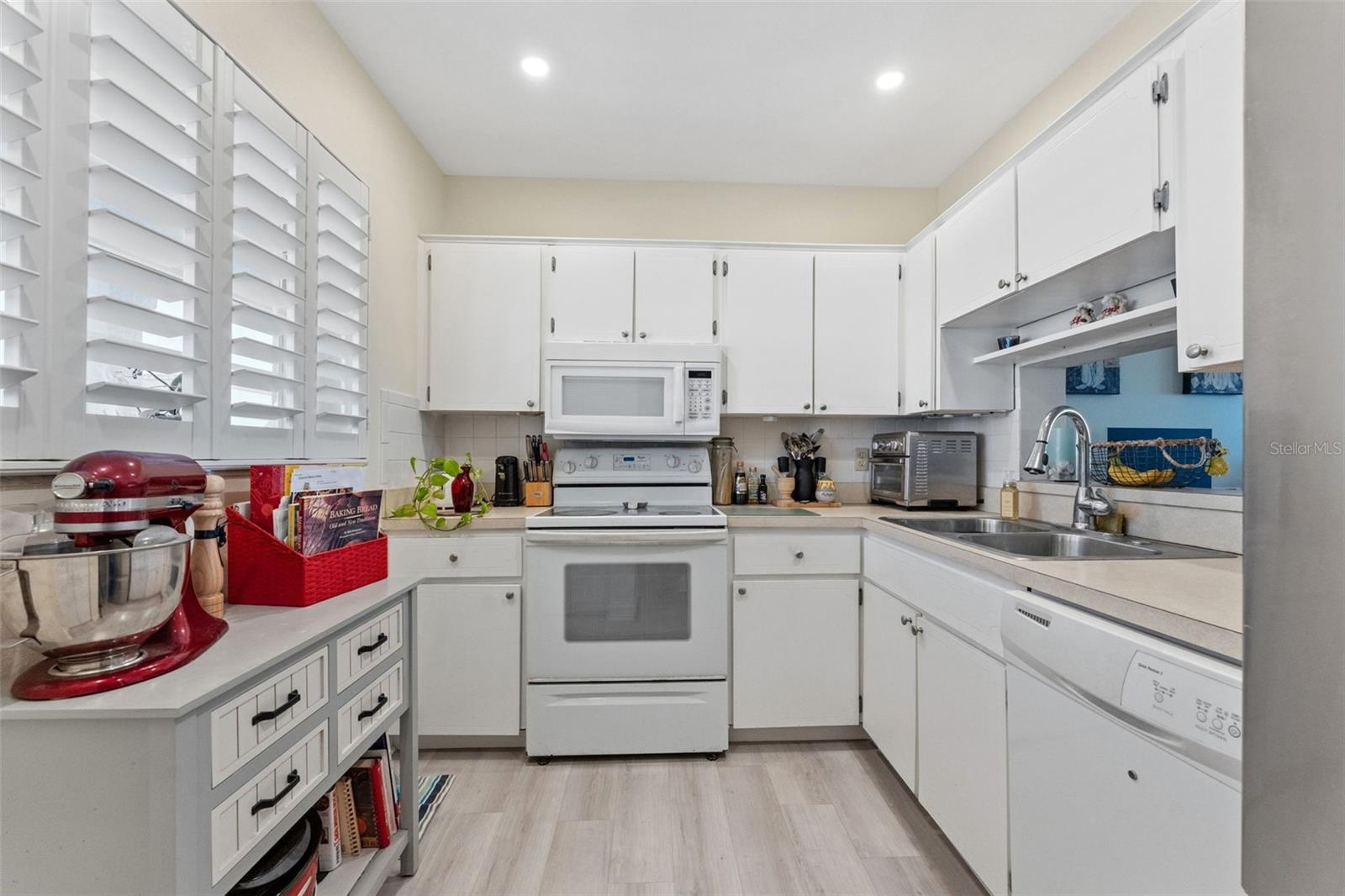 IMPERIAL POINT CONDO - Residential