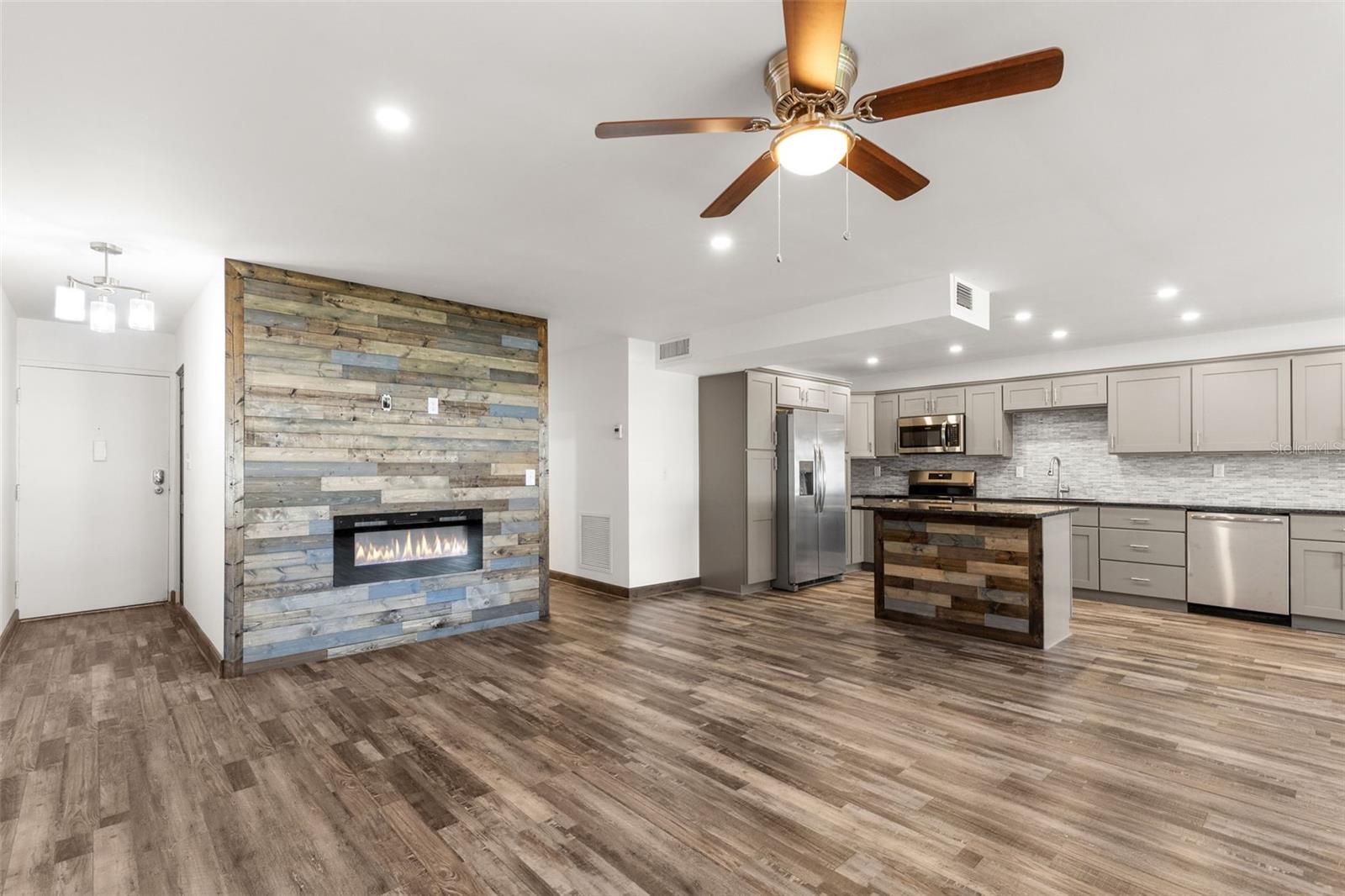225 COUNTRY CLUB DRIVE B221