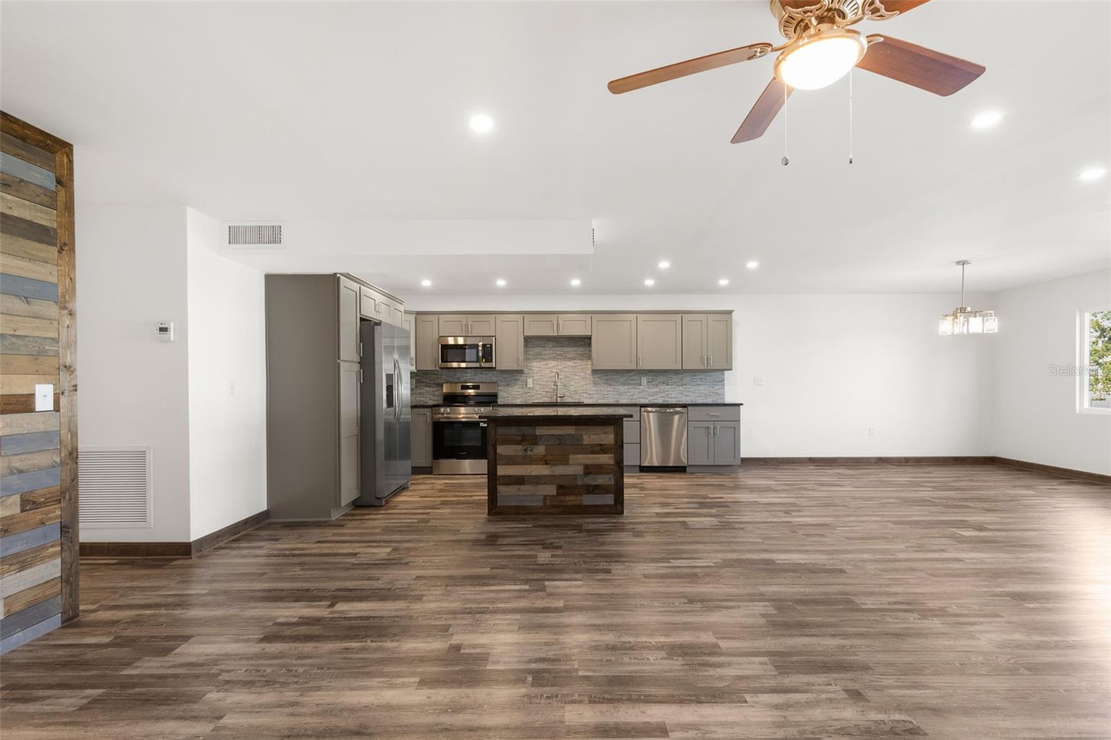 PENTHOUSE GREENS - Residential