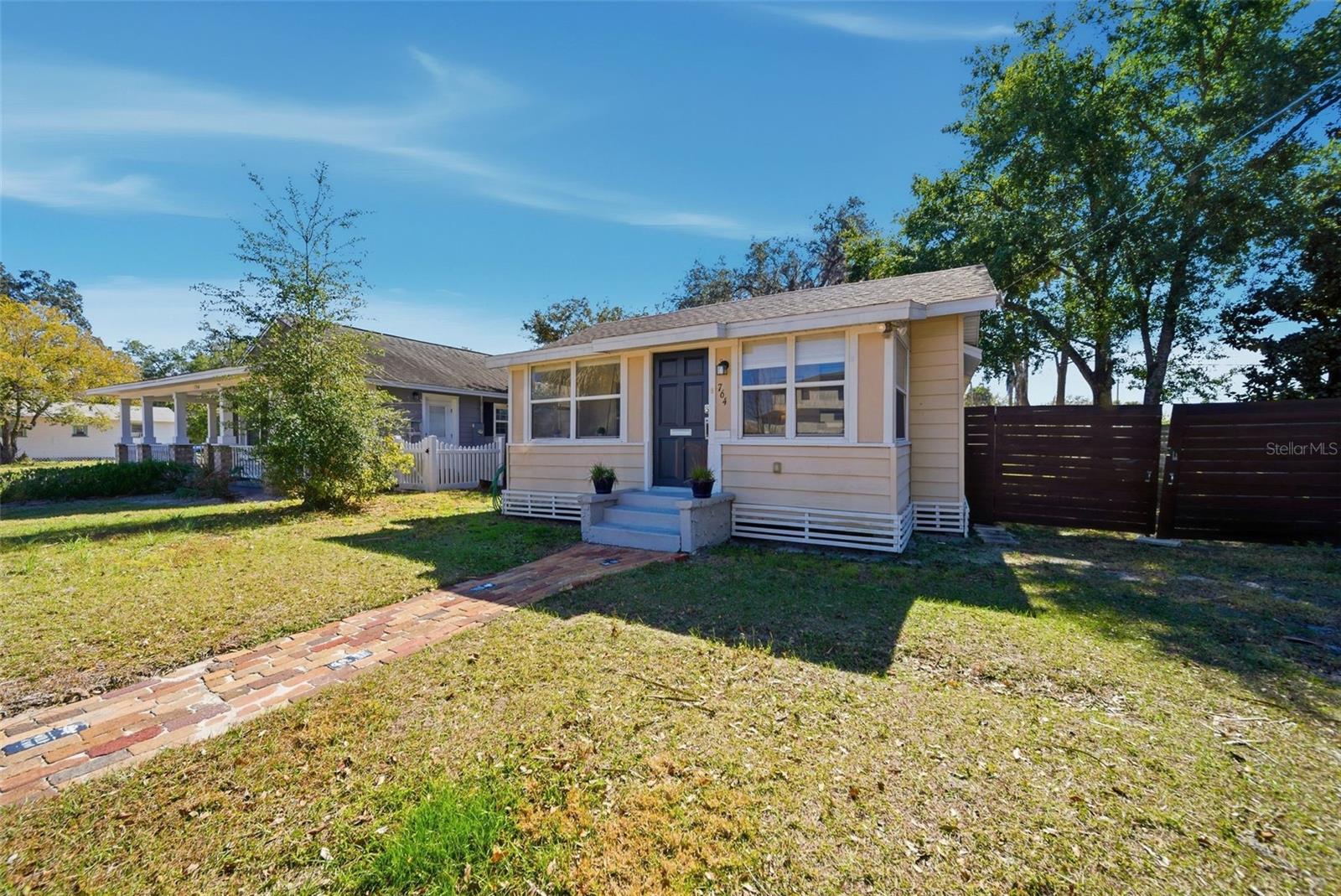 764 W COMSTOCK AVENUE