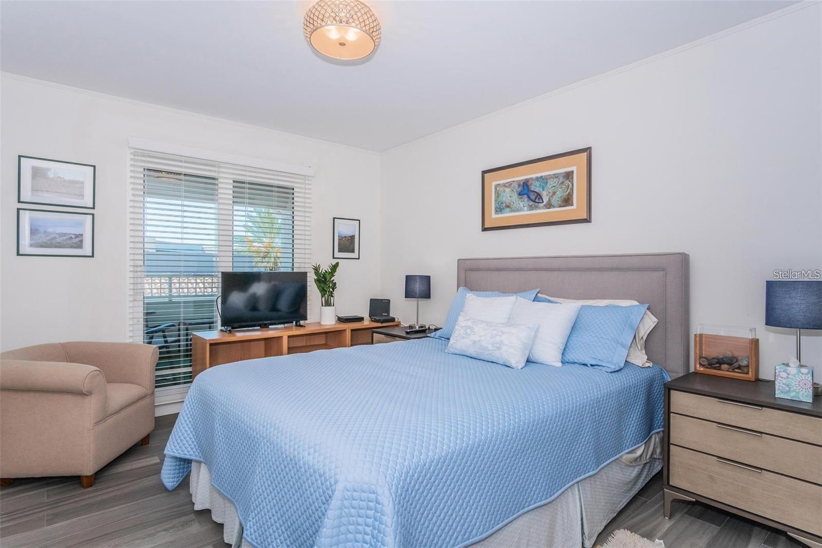 OLD HYDE PARK VILLAGE RESIDENT - Residential Lease