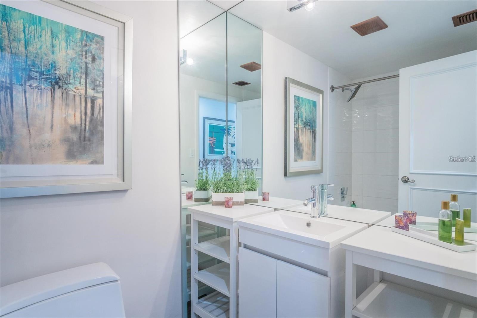 OLD HYDE PARK VILLAGE RESIDENT - Residential Lease