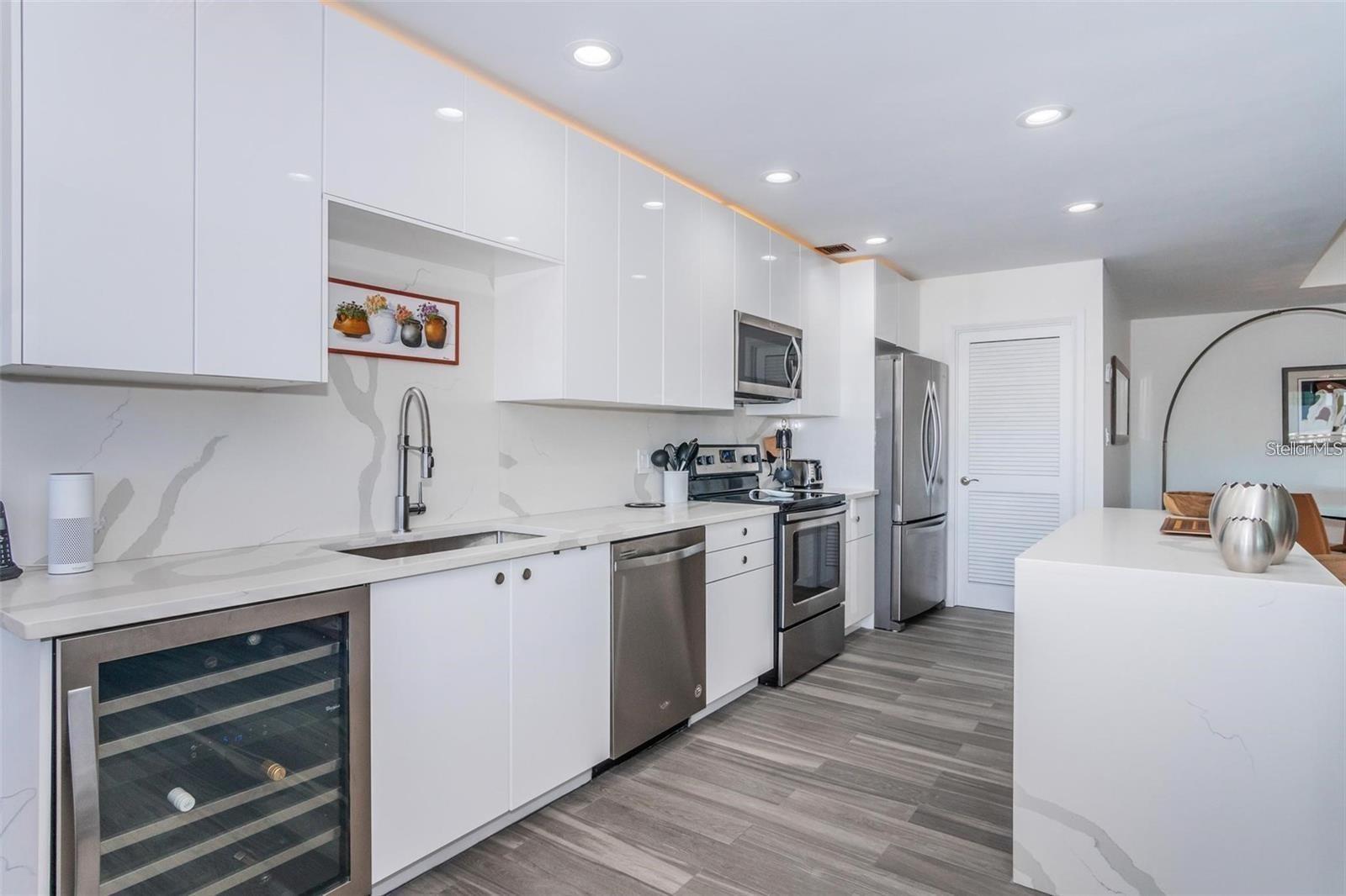 OLD HYDE PARK VILLAGE RESIDENT - Residential Lease