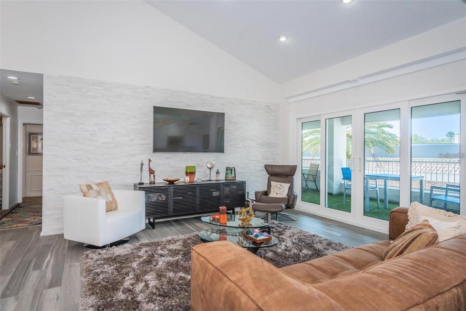 OLD HYDE PARK VILLAGE RESIDENT - Residential Lease