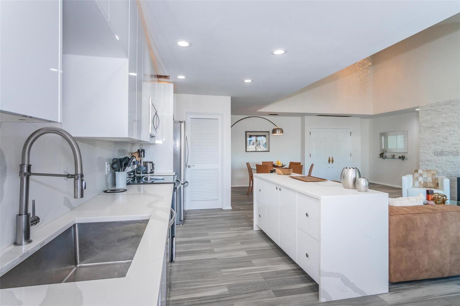 OLD HYDE PARK VILLAGE RESIDENT - Residential Lease