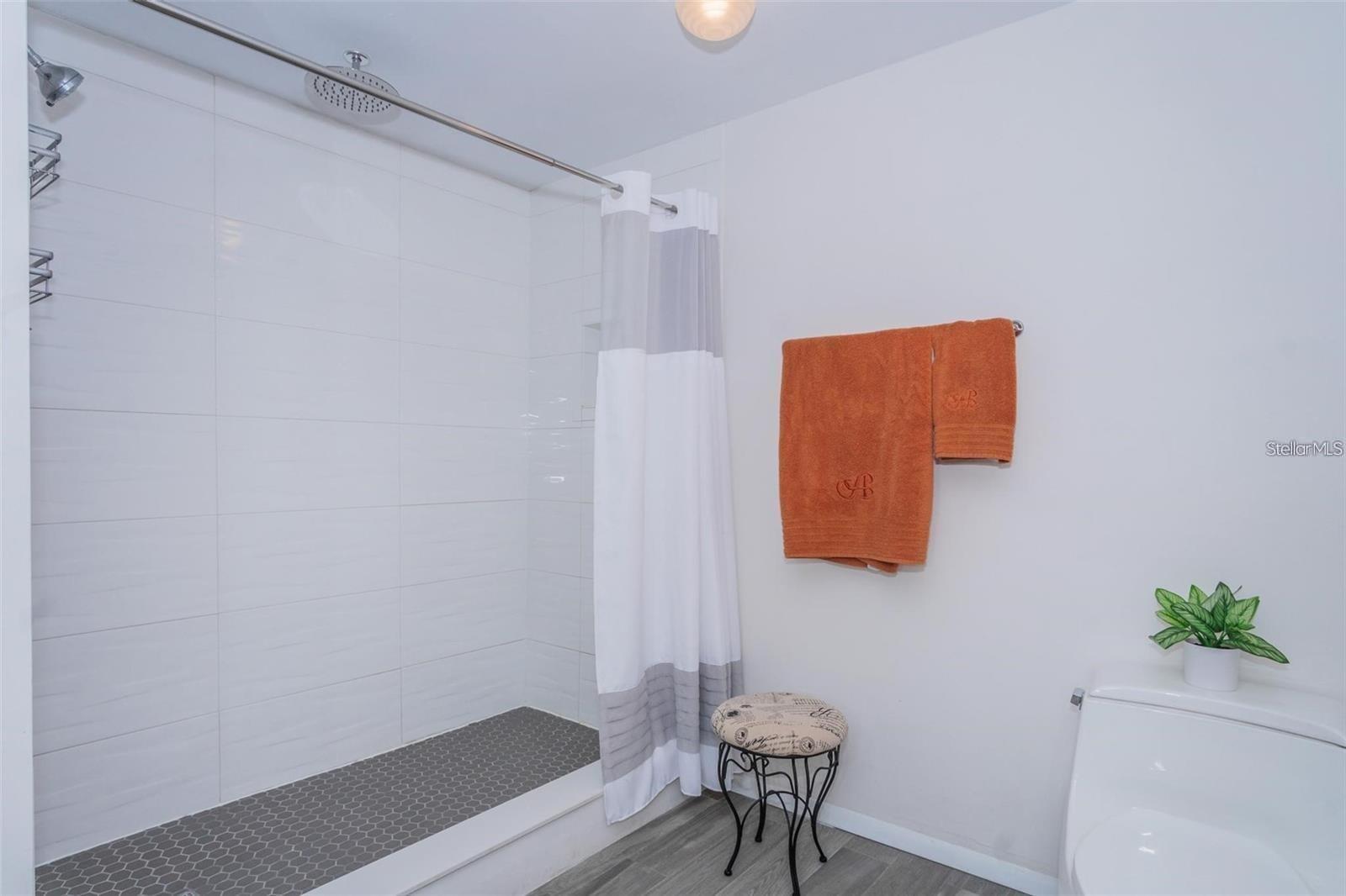 OLD HYDE PARK VILLAGE RESIDENT - Residential Lease