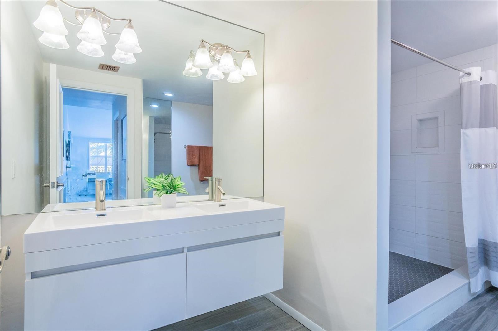 OLD HYDE PARK VILLAGE RESIDENT - Residential Lease