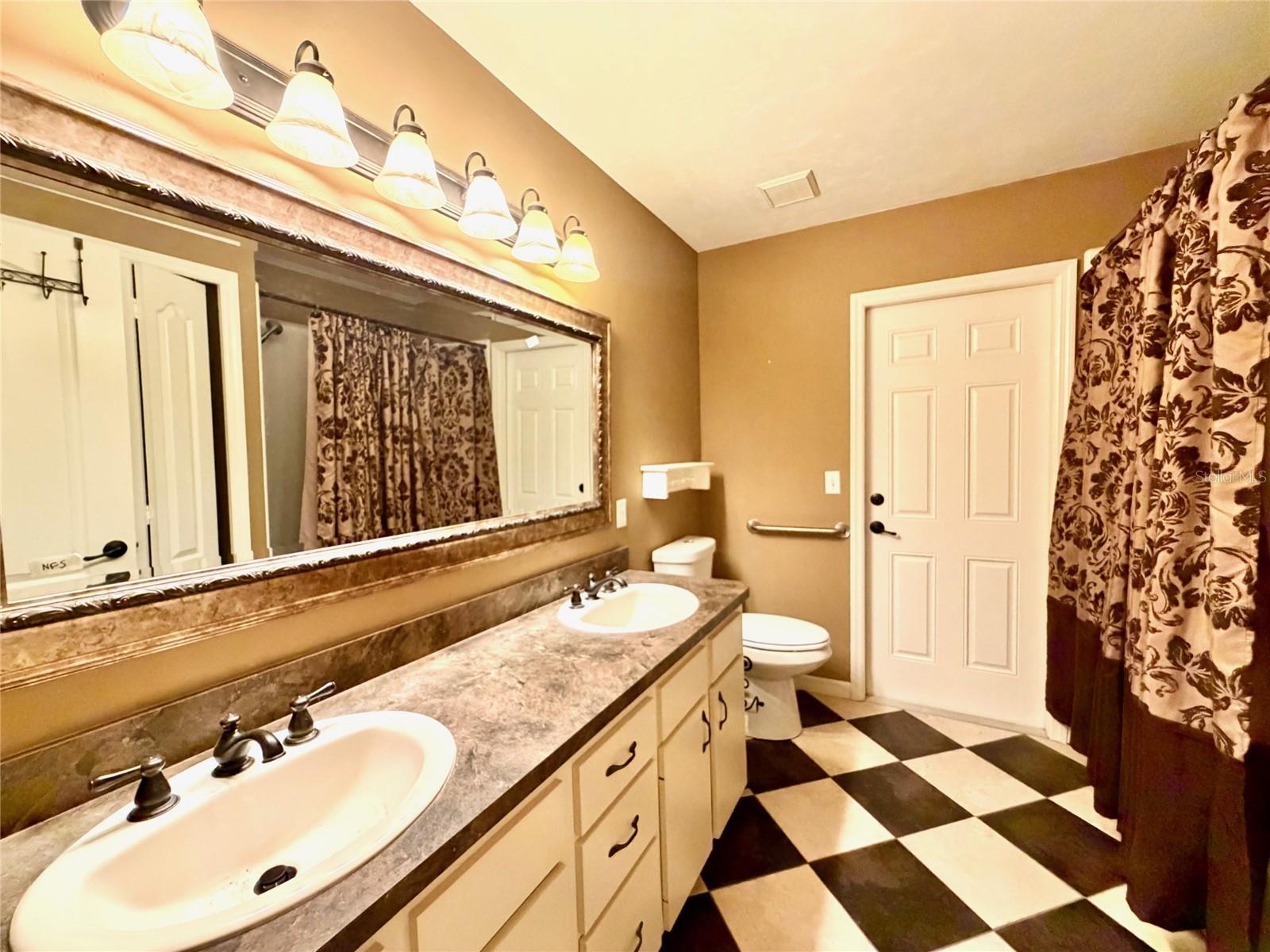 ASHTON - Residential