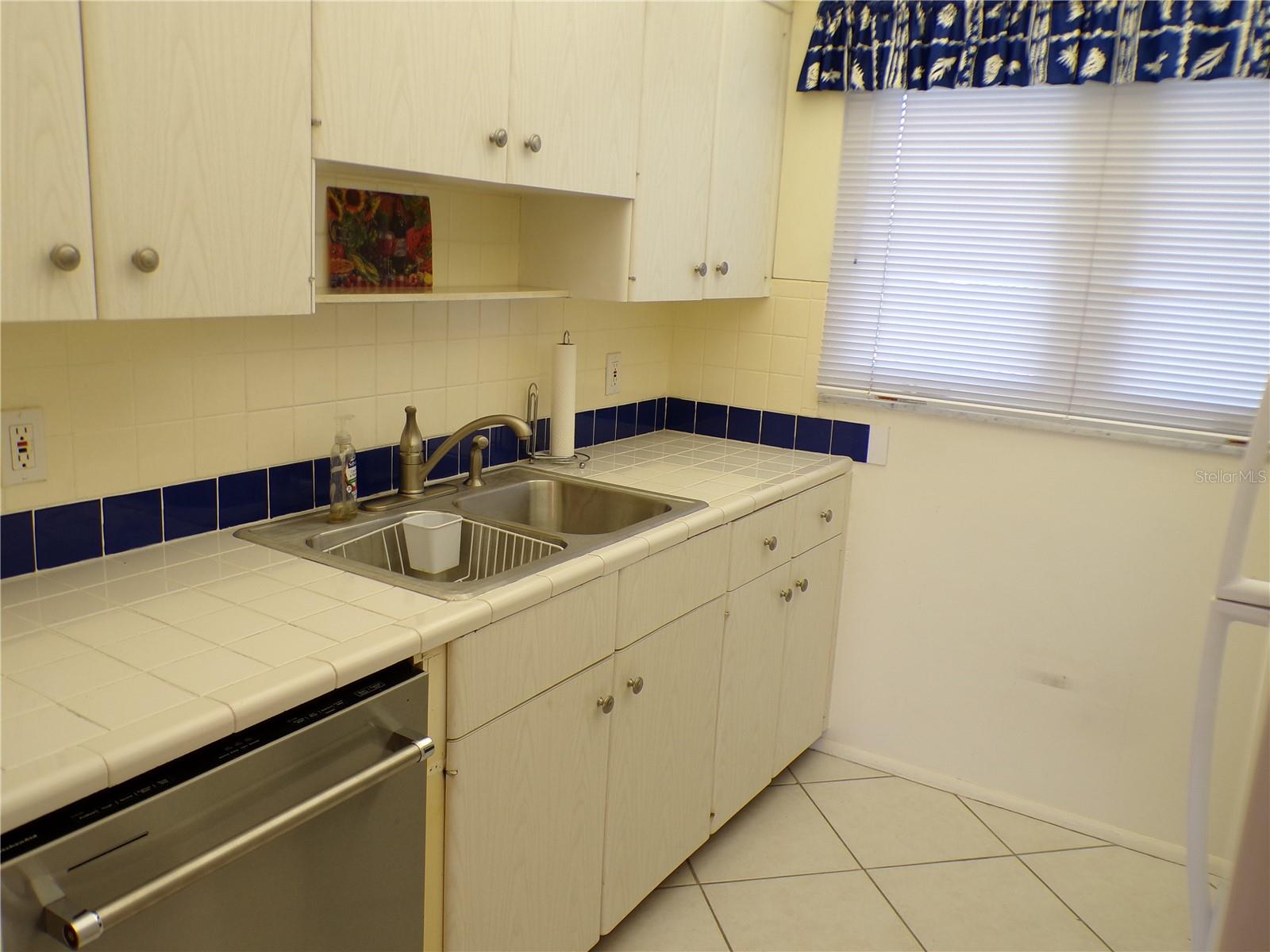 COUNTRY CLUB APTS - Residential Lease