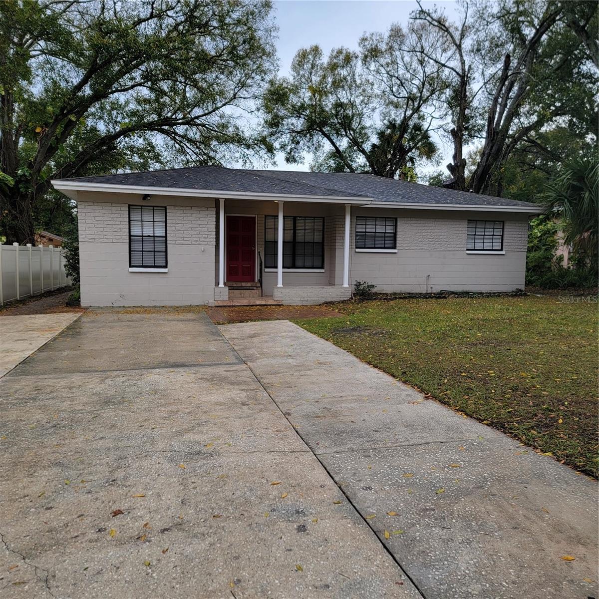 4bed , 2bath , 1,500 SQ FT single family house in Tampa. Tiles and laminate flooring throughout. $2,500 a month plus $2,500 deposit .