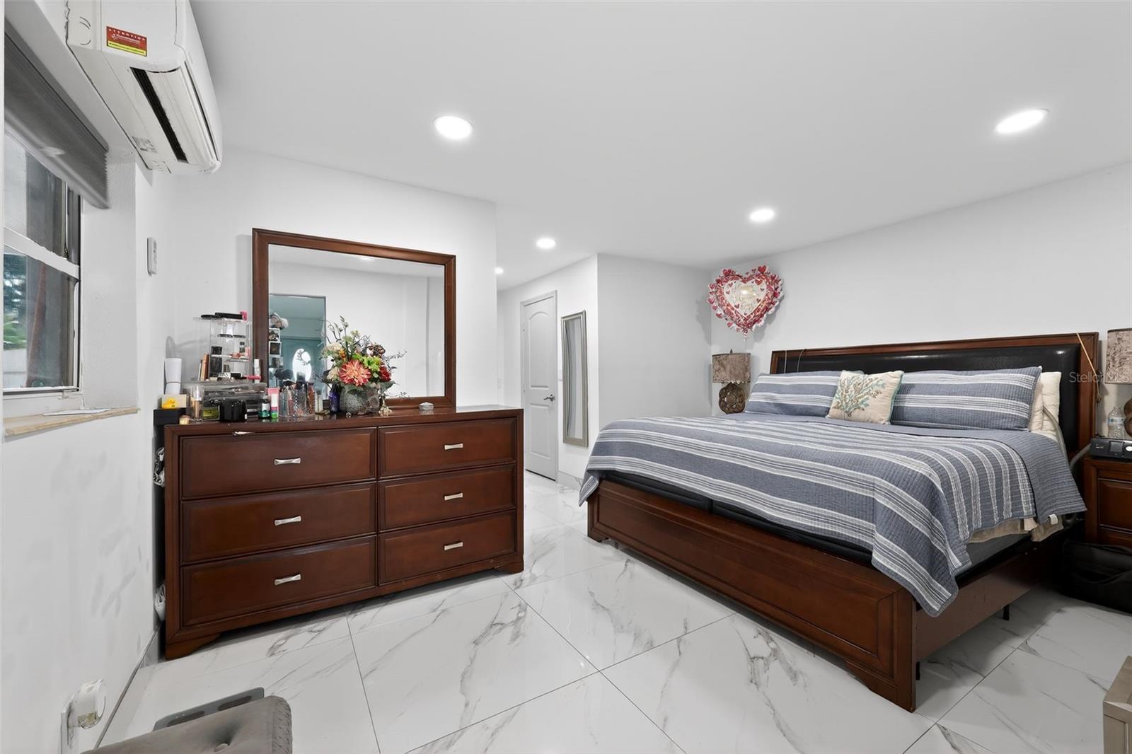 HOLLYWOOD PARK 4-19 B - Residential