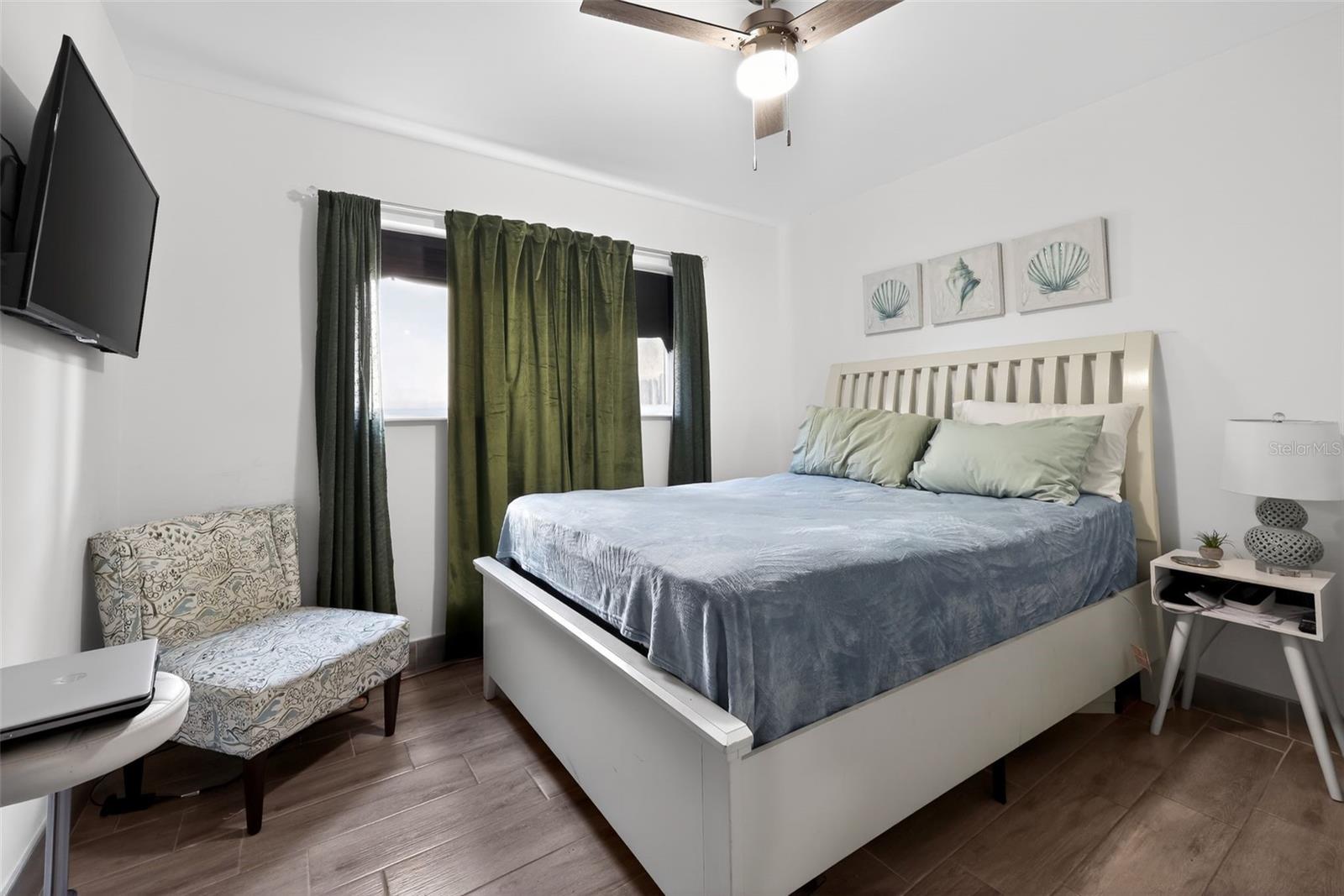 HOLLYWOOD PARK 4-19 B - Residential