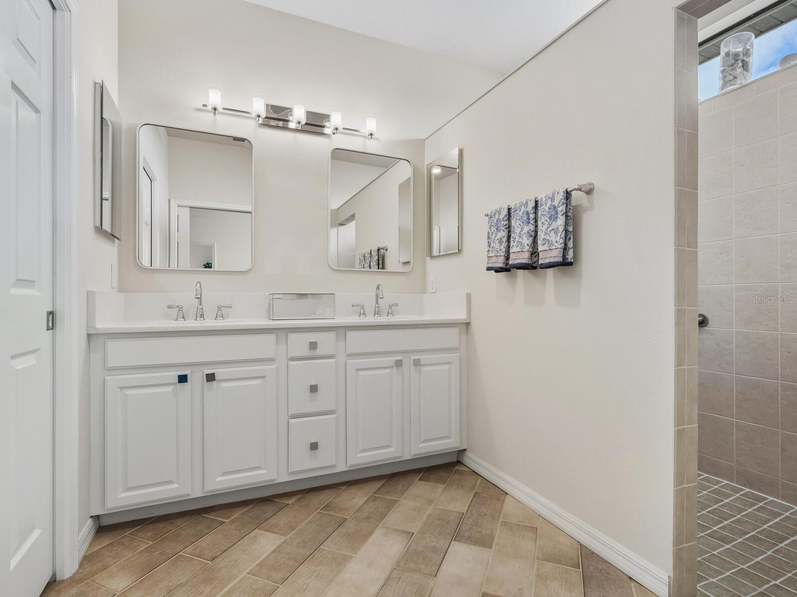 VENETIAN FALLS PH 2 - Residential