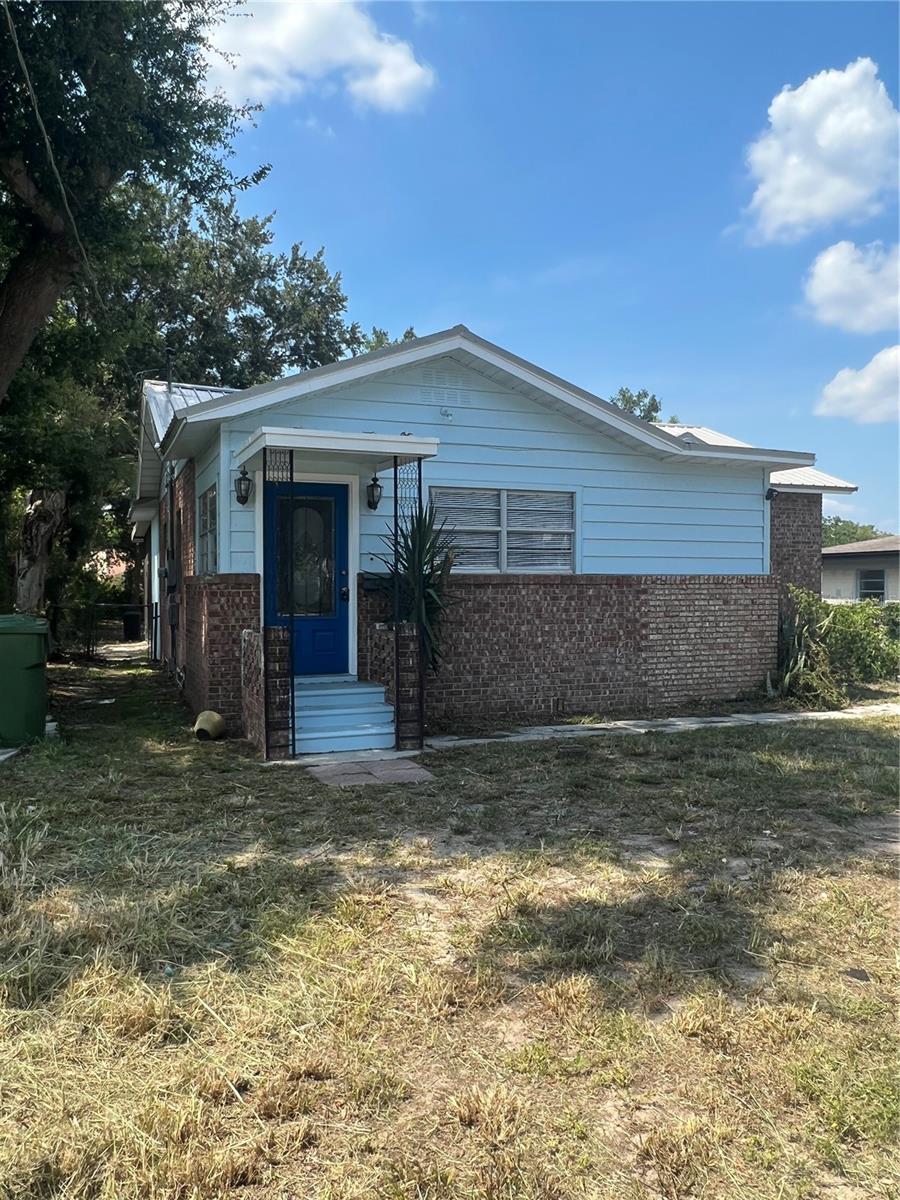 Great location! This 3 bedroom 2 bath home is conveniently located in downtown Winter Haven and near the hospital, downtown, doctor offices, restaurants and shopping. Updated Kitchen with granite counter tops, stainless steel appliances, and inside laundry. Owner's recently added a screened back porch with brick pavers and ceiling fan.
Administration Fee:
Upon approval tenants will be subject to a $250 one-time administration fee.
Ask how you can skip your security deposit with Rhino!
Resident Benefit Package (Included in rental amount):
-Bi-monthly A/C Filter Delivery
-$100,000 Tenant Liability Insurance/ $10,000 Content Coverage
-PestShare Service
-Identity Protection
-Credit building (All Credit Bureaus)
-Piñata Tenant Rewards Program
-Tenant Portal Access: Online payments