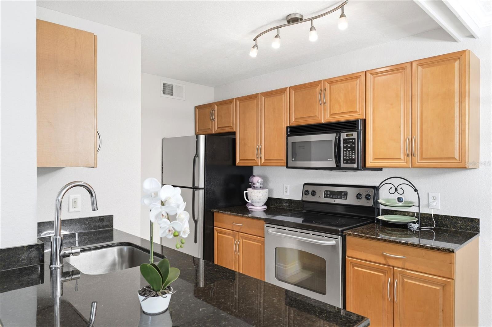 BENTLEY AT COBBS LANDING CONDO THE - Residential