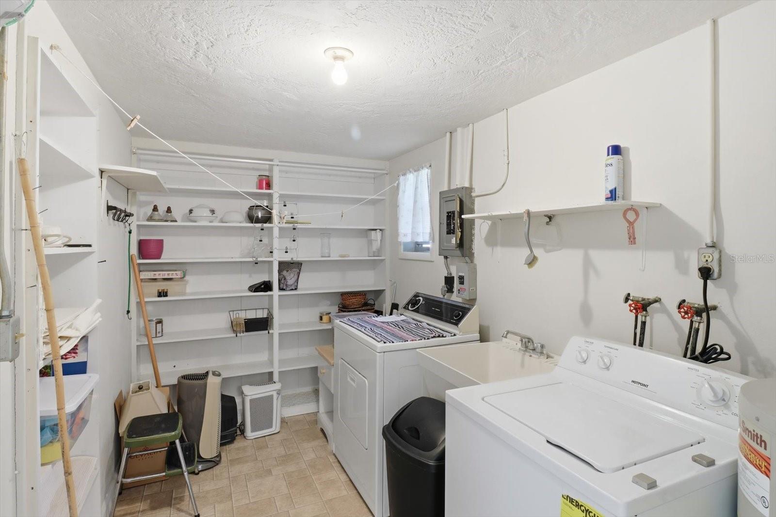 BEVERLY HILLS UNIT 04 - Residential