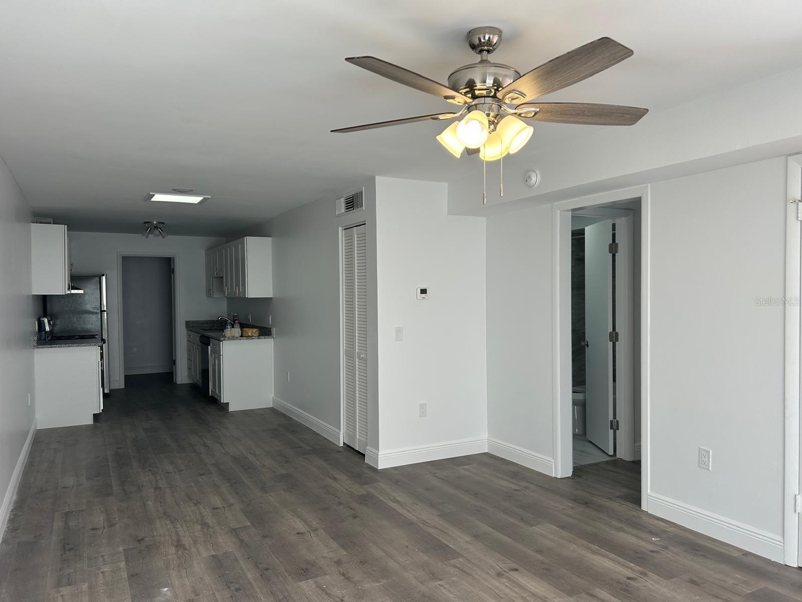 CHATEAU DE VILLE CONDO PH 01 - Residential Lease