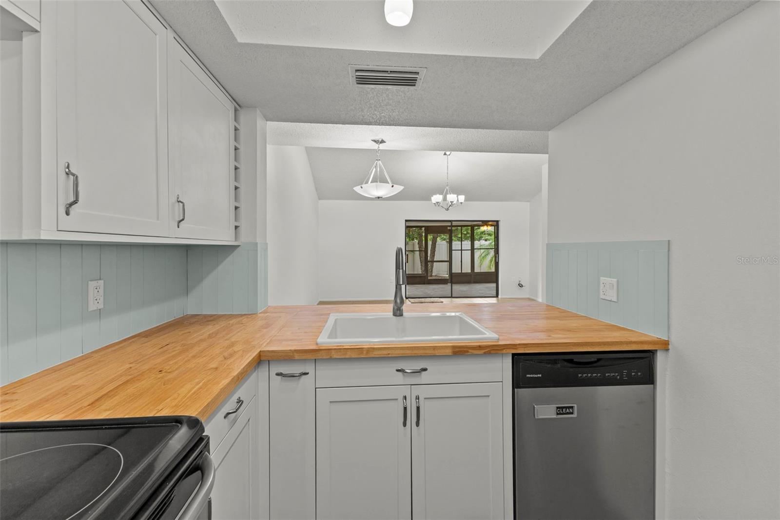 PINEWOOD VILLAS - Residential