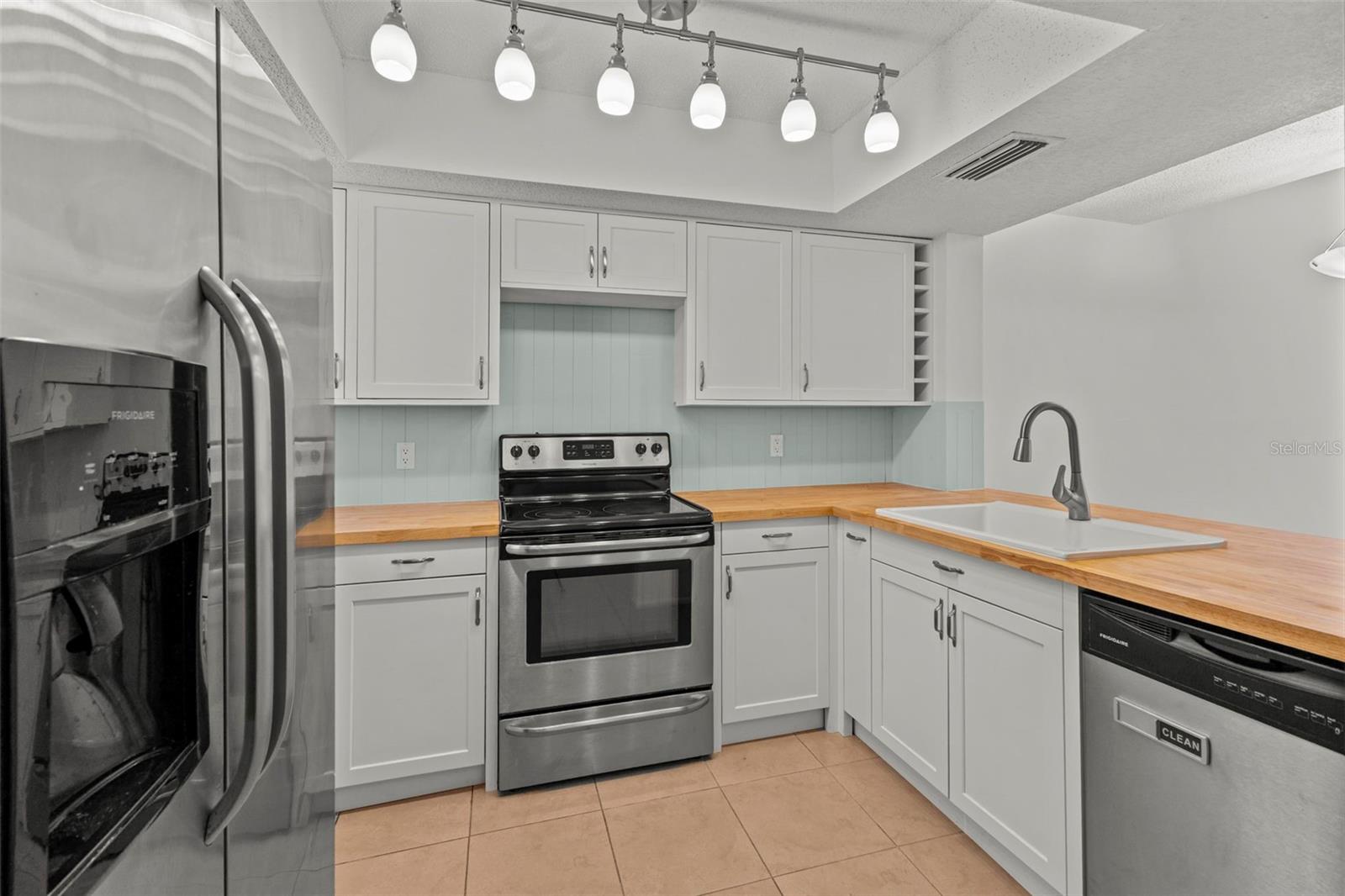 PINEWOOD VILLAS - Residential