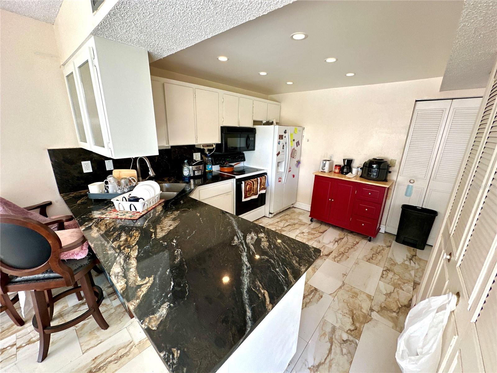 PENTHOUSE GROVES - Residential