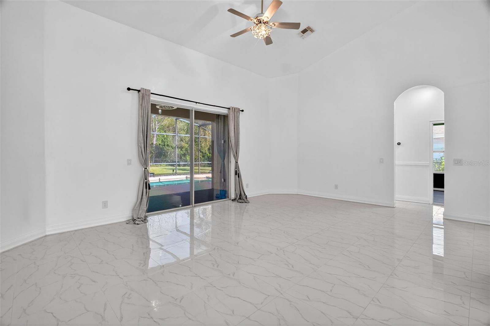 MOUNT DORA LOCH LEVEN PH 04 LT 94 - Residential