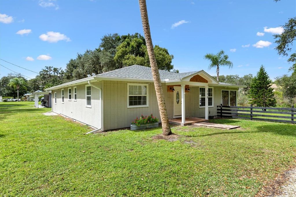 Photo of 206 W Mirror Lake Drive, Fruitland Park, FL 34731 (MLS # G5102944)