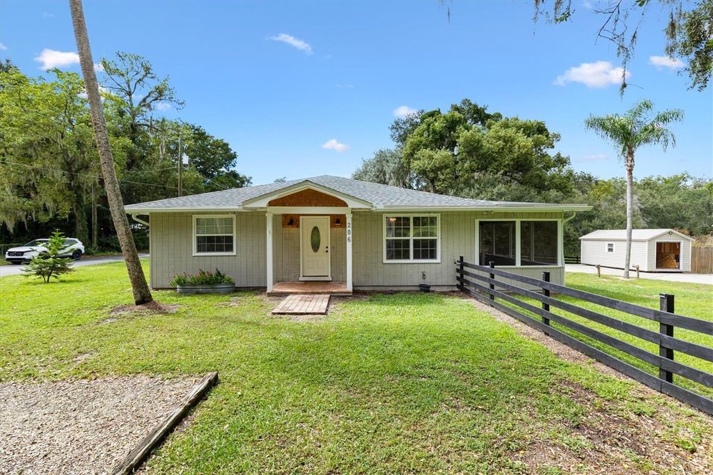 Photo of 206 W Mirror Lake Drive, Fruitland Park, FL 34731 (MLS # G5102944)