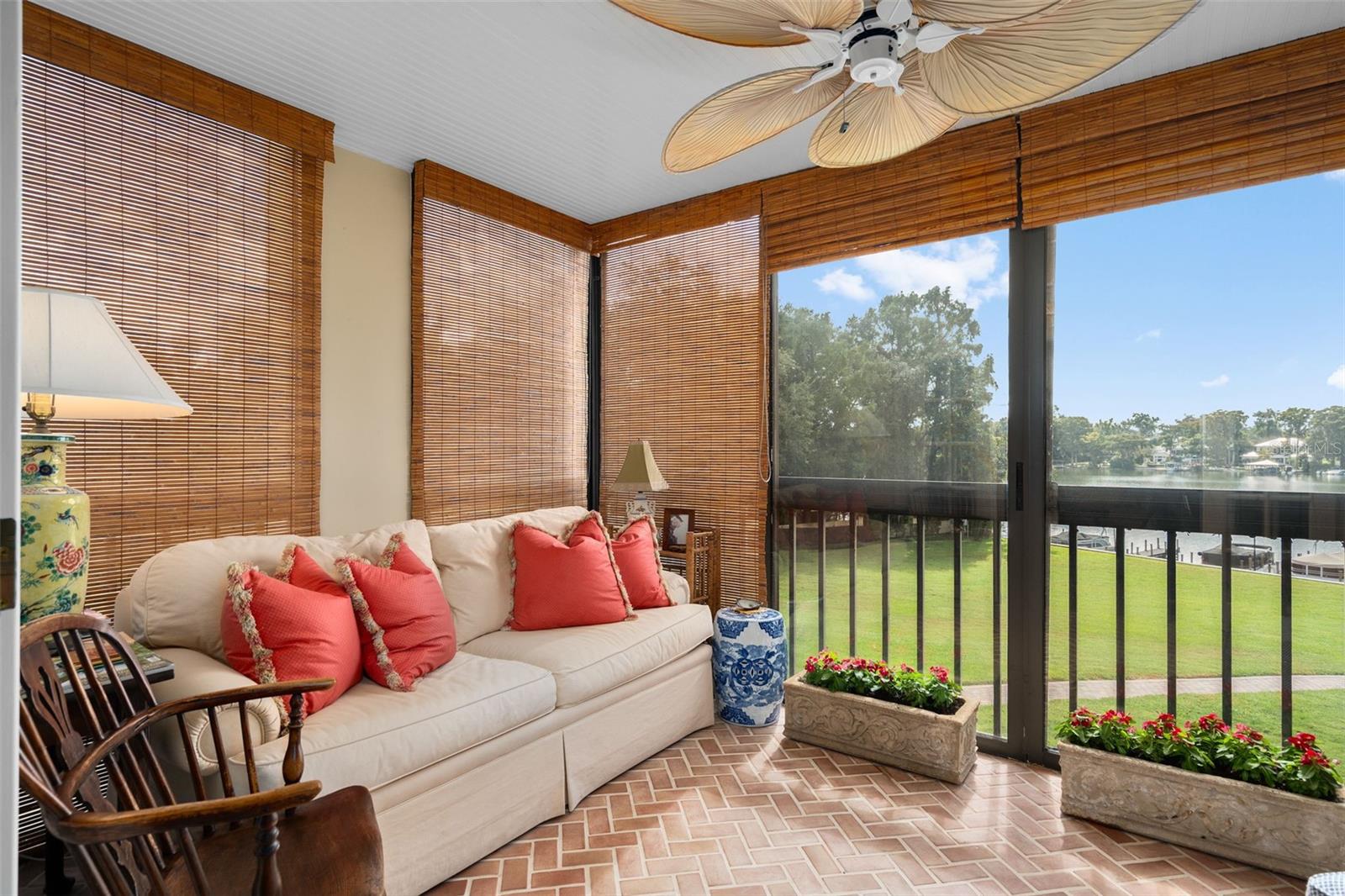 MOORINGS ON LAKE MAITLAND CONDO - Residential