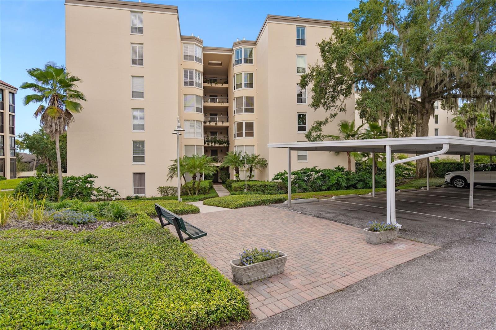 MOORINGS ON LAKE MAITLAND CONDO - Residential