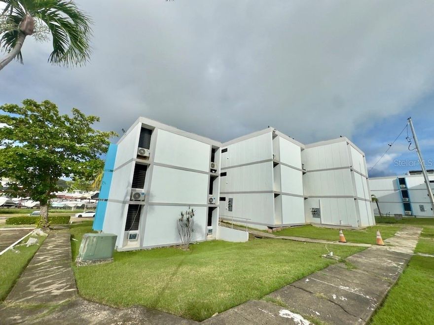 For sale: first-floor corner unit located in Condominio Villa Marina in Fajardo, priced at $260,000.00 and not subject to appraisal. This property offers approximately 1,183 square feet of living space featuring 3 bedrooms and 2 bathrooms, and includes 2 parking spaces for residents plus ample visitor parking. The condominium provides controlled access, a swimming pool, gazebo/activity center, recreational areas, and allows short-term rentals (Airbnb). HOA fee is $221.92 monthly. Strategically situated minutes from beaches, marinas, water excursions, restaurants, golf courses, tourist services, and nearby attractions such as El Conquistador Hotel, making it an excellent option as a primary residence, second home, or investment for short- or long-term rental. A pre-qualification letter or proof of funds is required to schedule showings.