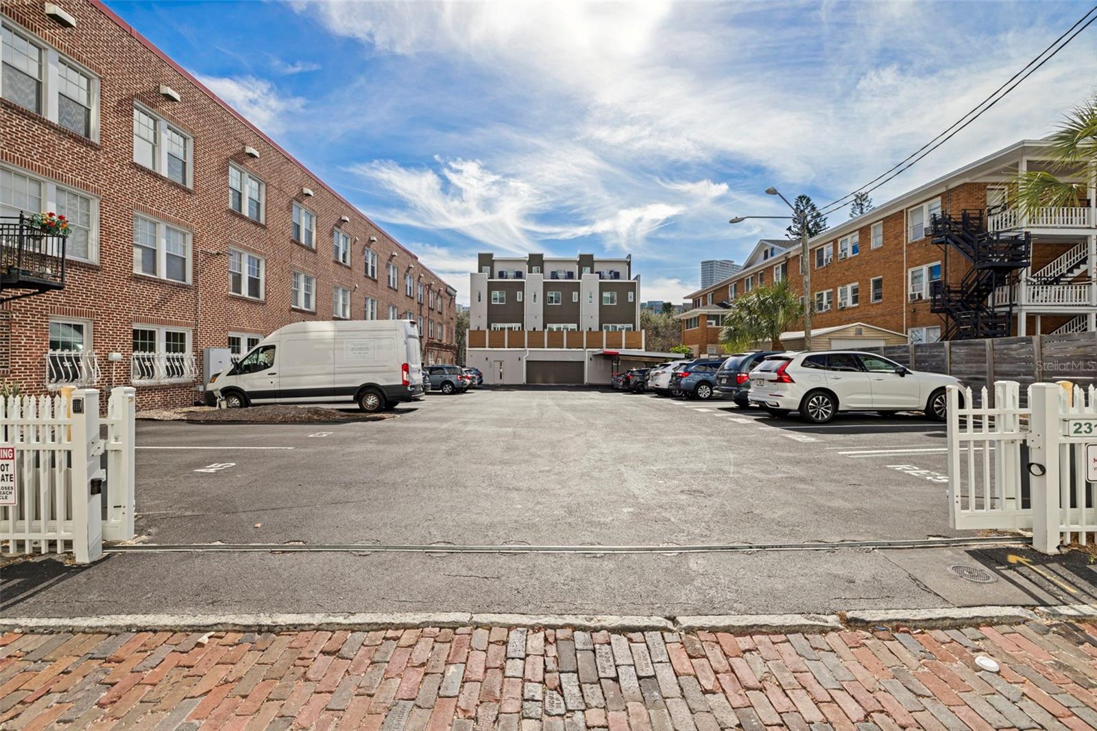 LIV 233 TWNHMS - Residential