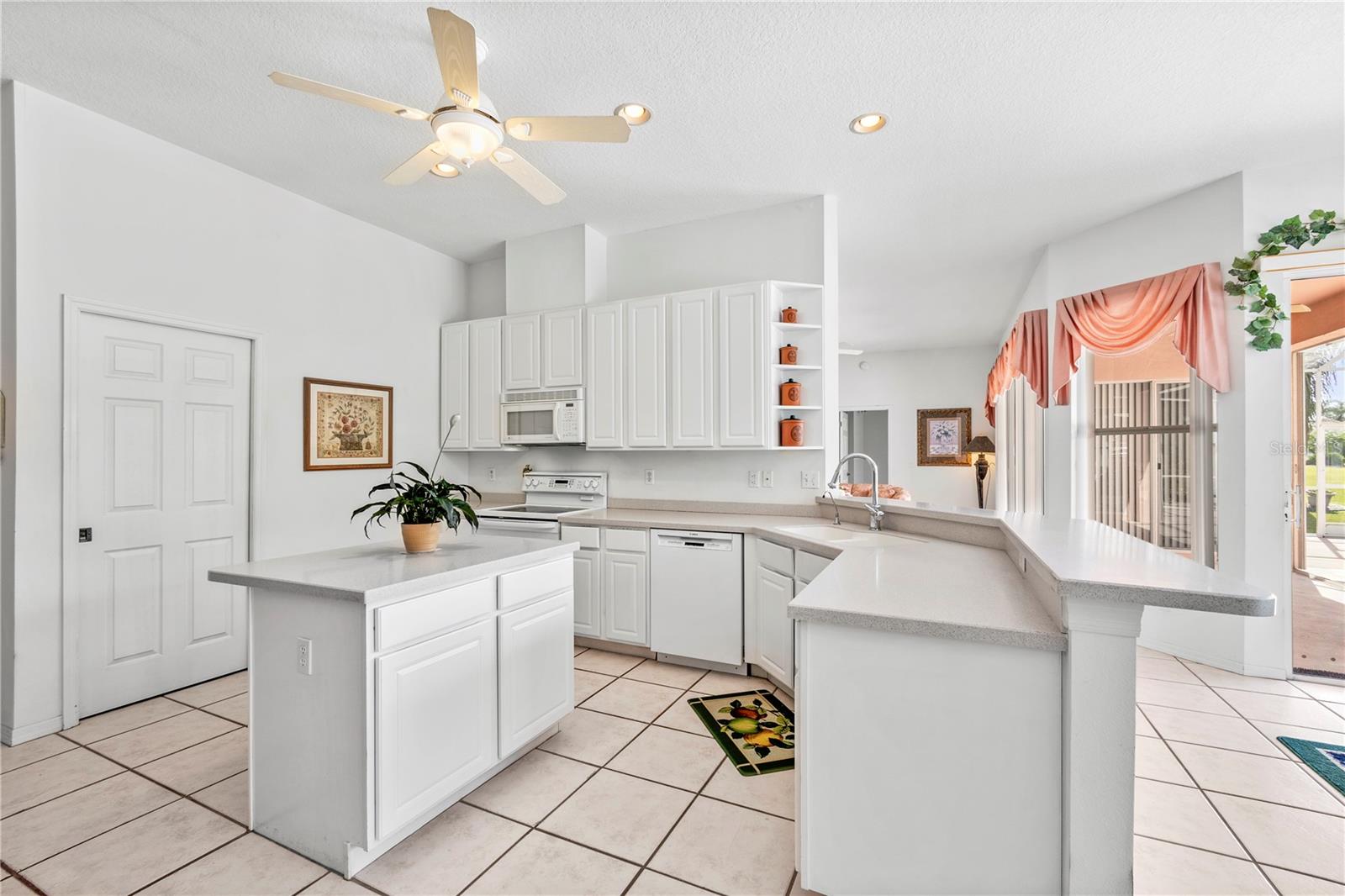 SUN CITY CENTER UNIT 257 PH II LOT 28 BLOCK 4 - Residential