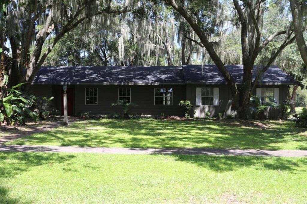 Photo of 125 Country Club Lane, Mulberry, FL 33860 (MLS # O6371017)