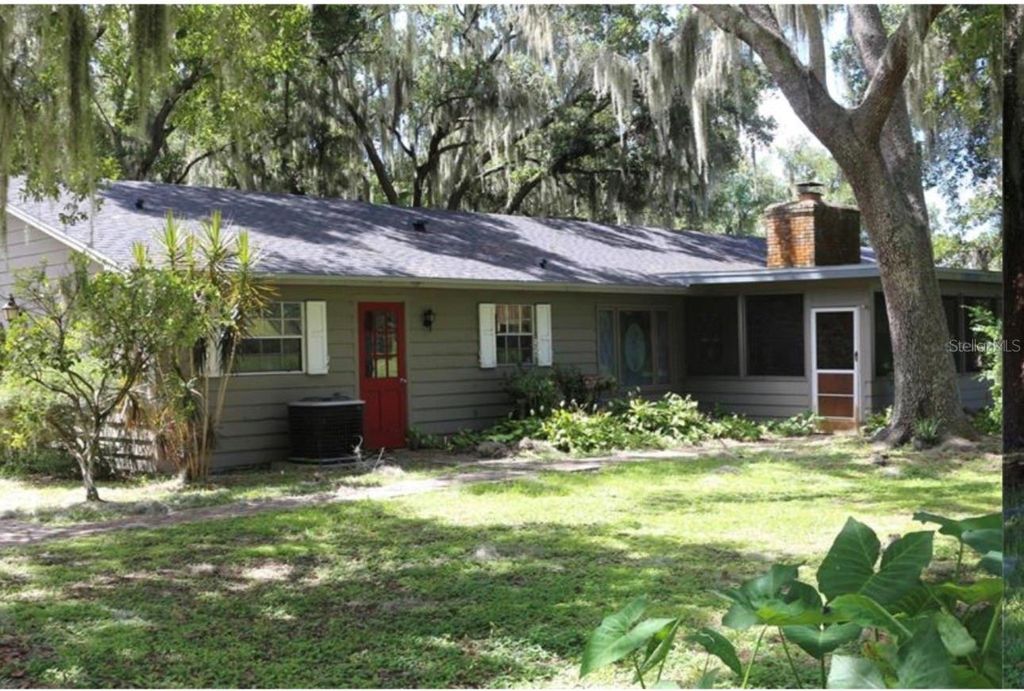 Photo of 125 Country Club Lane, Mulberry, FL 33860 (MLS # O6371017)