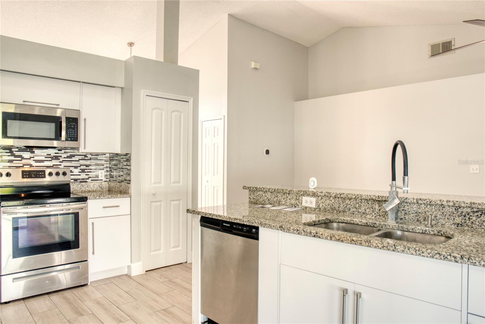 KINGS CREST PH 01 - Residential Lease