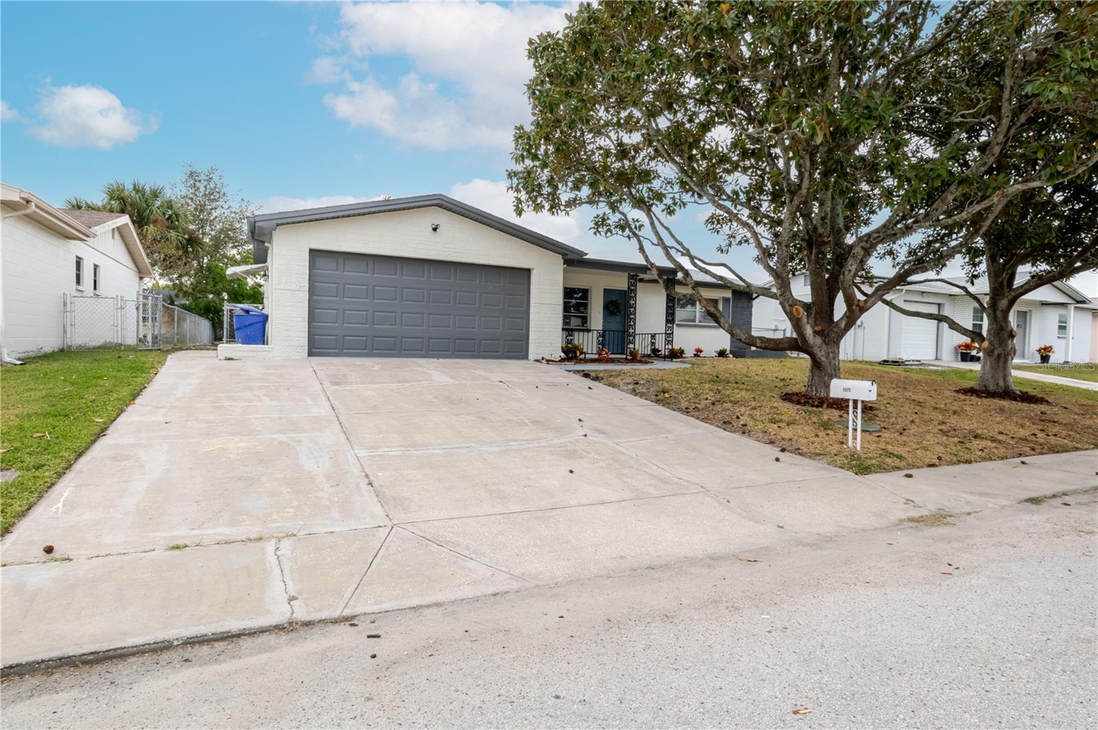 THE LAKES - Residential