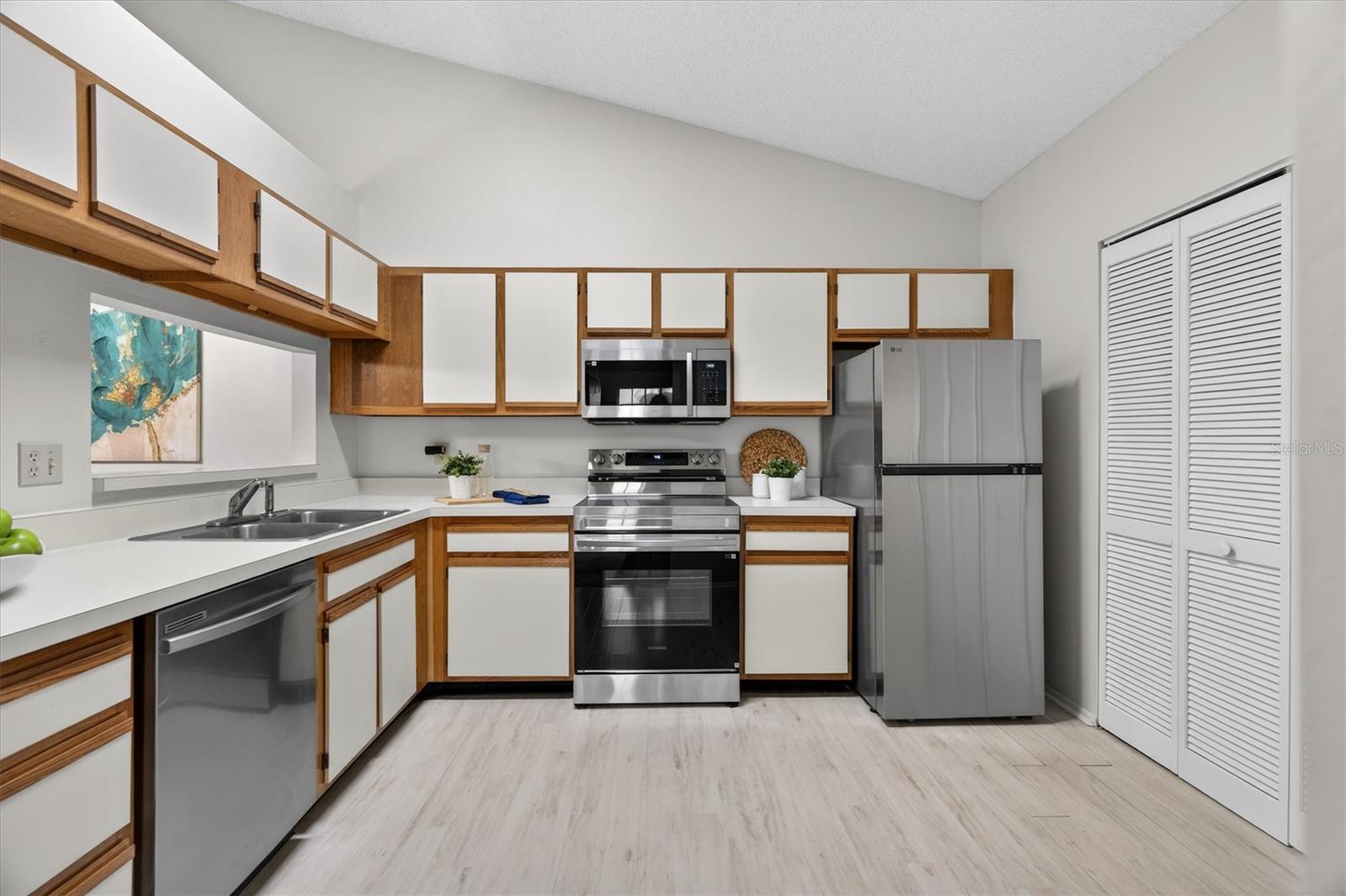 OAK HARBOUR SEC 3 A CONDO - Residential