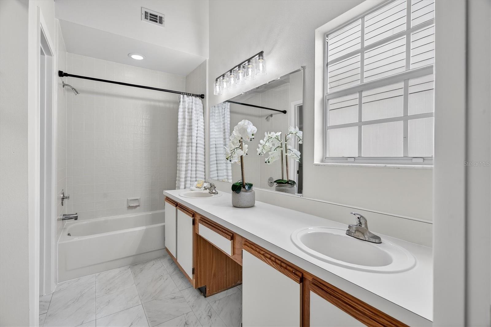 OAK HARBOUR SEC 3 A CONDO - Residential