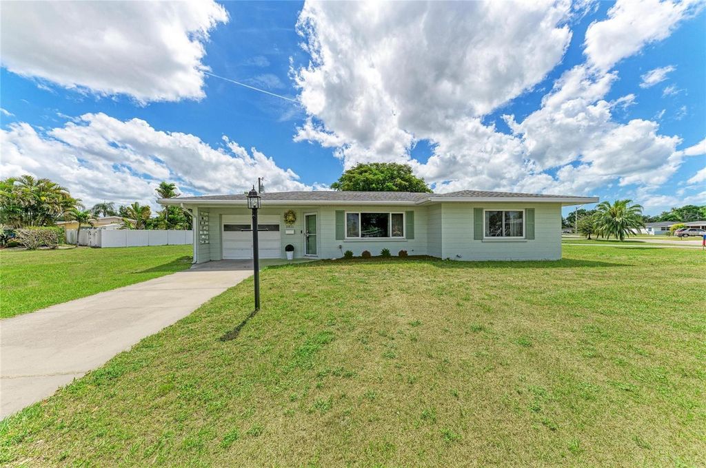 Photo of 2811 33rd Avenue W, Bradenton, FL 34205 (MLS # A4688318)