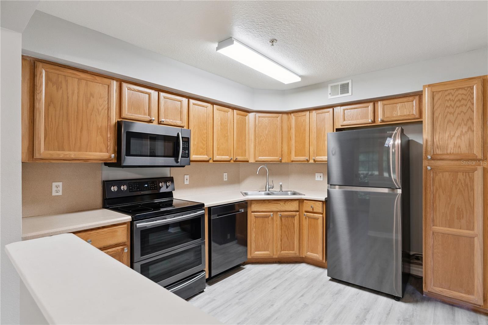 COACH HOMES AT ERROL PH 01 - Residential Lease